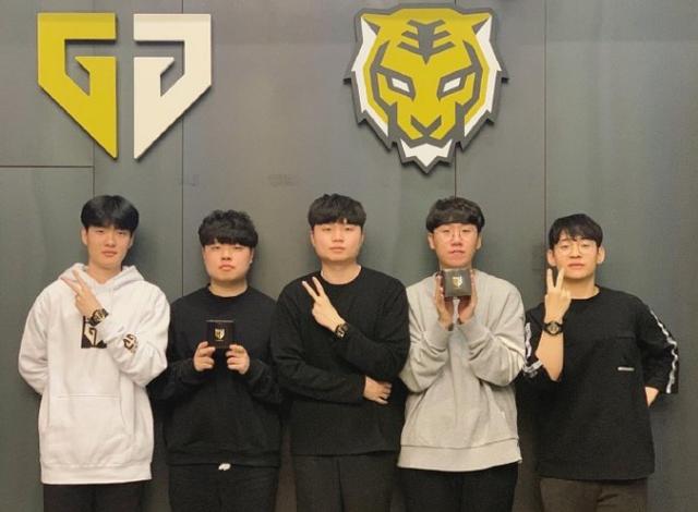 现尤为突出 现尤为突出